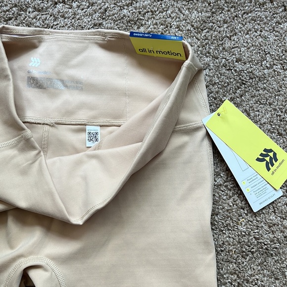 New Women's Ultra High Rise Flare Legging. Size L - Picture 3 of 3